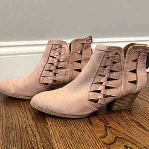 Adorable pale pink booties!!